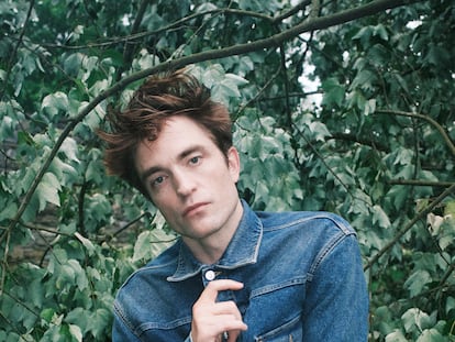 Robert Pattinson posa para ICON vestido con chaqueta y pantalón vaqueros Dior Men.