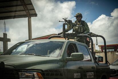 Elementos del ejército mexicano avanzan por el poblado Yabteclum, en Chenalhó, Chiapas.