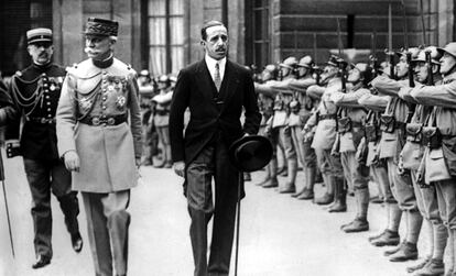 París (Francia), 21 de marzo de 1931. El rey Alfonso XIII (c) pasa revista a las tropas que le rinden honores a su llegada al palacio del Elíseo, donde es recibido por el presidente de la República, Gaston Doumergue.