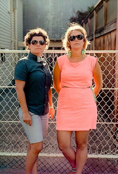 <p><b>Canadá.</b></p><p> La historia de las canadienses Connie Buna (de 33 años) y Taryn (de 32) –agente inmobiliaria la primera, urbanista la segunda– es como la de tantas otras parejas en el mundo. Se conocieron por medio de un amigo común y, tras varias idas y venidas, cambios de ciudad y destinos que no terminan de coincidir, empezaron a salir juntas en 2010. Y como tantas otras parejas, un año después decidieron casarse, pedida de mano sorpresa durante un <i>road trip</i> mediante. Afortunadamente, se encontraban en Canadá, y en febrero de este 2013 pudieron casarse ante 180 invitados en el Ukranian Hall de Vancouver, ciudad natal de Taryn y donde ambas residen actualmente. Canadá fue el cuarto país del mundo y el primero en Norteamérica en legalizar los matrimonios entre parejas del mismo sexo, en julio de 2005. “Somos muy afortunadas de vivir en la ciudad en la que vivimos”, apunta Connie. “La gente es por lo general muy progresista y abierta”. Sin embargo, pese a las buenas noticias, y como apuntan Connie y Taryn, todavía queda camino por recorrer: “Tenemos muchos amigos transgénero cuya situación de desprotección es bastante compleja. Ojalá algún día el mundo se dé cuenta de que todos somos lo mismo. Todos somos personas”.</p><p> Texto: Irene Serrano</p>