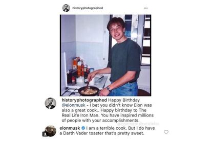 La cuenta de Instagram @historyphotographed le felicita el cumpleaños al director general de Tesla, Elon Musk (Sudáfrica, 1971), con una inusual imagen donde este aparece removiendo una especie de sofrito: “¿A que no sabíais que Elon es un gran cocinero?”, aseguran. Hizo falta la intervención del mismo empresario para aclarar que no era cierto del todo: “Soy un cocinero terrible. Pero sí que tengo una tostadora de Darth Vader que es la caña”.