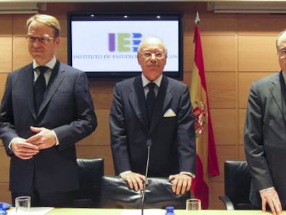De derecha a izquierda, Weidmann, Feito y Linde, en la Bolsa de Madrid.