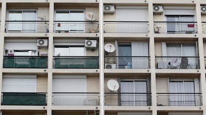Varios aparatos de aire acondicionado, en un edificio de Marsella (Francia).