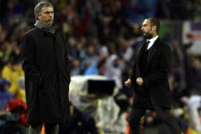 Guardiola and Mourinho react to Barcelona's second goal in Camp Nou.