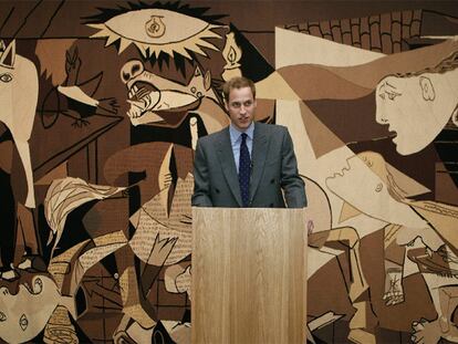 Guillermo de Inglaterra, delante del tapiz que reconstruye el <i>Guernica</i>.