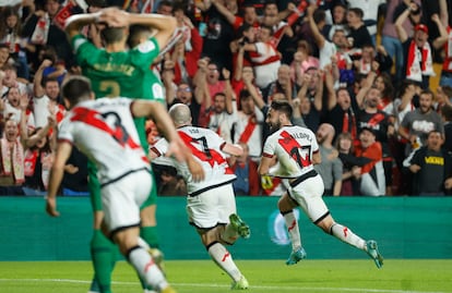 Los jugadores del Rayo Vallecano celebran el gol de Unai López ante el Elche este lunes.