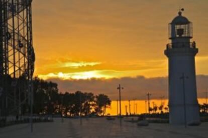 Puesta de sol en el puerto de Batumi, en Georgia.