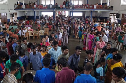 Víctimas de las inundaciones en un auditorio convertido en un campamento temporal, el 19 de agosto de 2018, en Kerala.