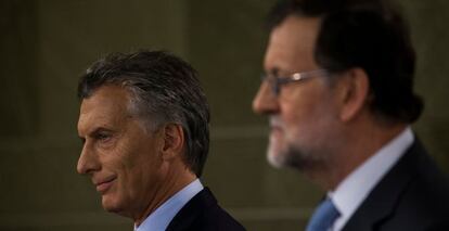 El presidente de Argentina, Mauricio Macri, junto al jefe del Ejecutivo espa&ntilde;ol, Mariano Rajoy. REUTERS