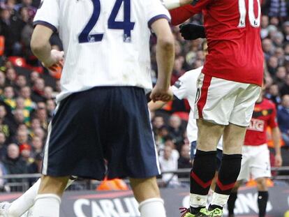 Rooney marca de cabeza. En primer término, Cuéllar.