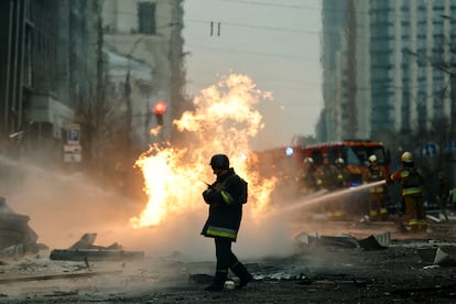 W ten piątek w centrum Kijowa ratownik przechodzi przez gruzy budynku zniszczonego po eksplozji. 