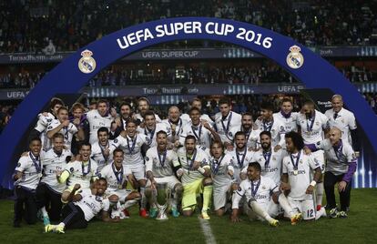 Los jugadores del Real Madrid posan con el trofeo tras vencer al Sevilla en la final de la Supercopa de Europa 2016 disputada esta noche en el estadio de Lerkendal, en la ciudad noruega de Trondheim.