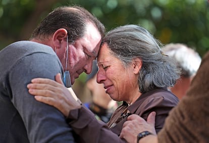 Rogelio Heredia abraza a su hermana Rosa María el 27 de noviembre en una plaza de Massanassa, tras reencontrarse 30 días después del paso de la dana.