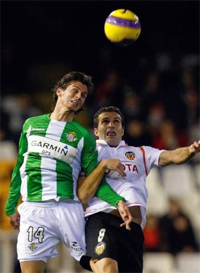 Baraja y Capi luchan por el balón