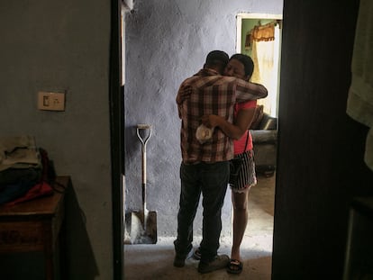 Sergio Martínez, hermano de Jorge Luis Martínez, uno de los 10 mineros atrapados en el derrumbe de un pozo de carbón en Coahuila, abraza a su esposa, Victoria Guajardo, en casa de Jorge Luis.