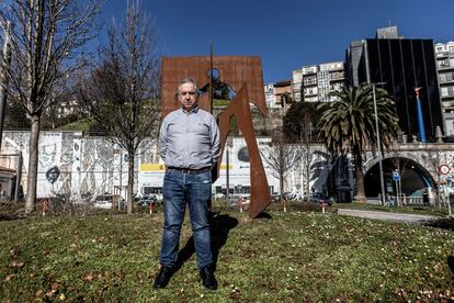 Javier Montero posa frente al monumento erigido en Santander en memoria de su tío, Luis Montero, y de sus compañeros Luis Cobo y Juan Mañas, asesinados por agentes de la Guardia Civil en la provincia de Almería en 1981.