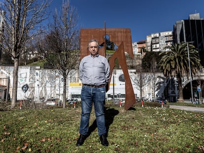 Javier Montero posa frente al monumento erigido en Santander en memoria de su tío, Luis Montero, y de sus compañeros Luis Cobo y Juan Mañas, asesinados por agentes de la Guardia Civil en la provincia de Almería en 1981.