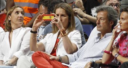 Elena de Borbón con su funda de móvil y pulseras con los colores de la bandera.