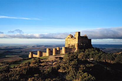 El castillo de Loarre, construido hacia 1033 y 1071, conserva prácticamente la totalidad de su fábrica original (sólo alrededor de un 4% ha sido restaurado).