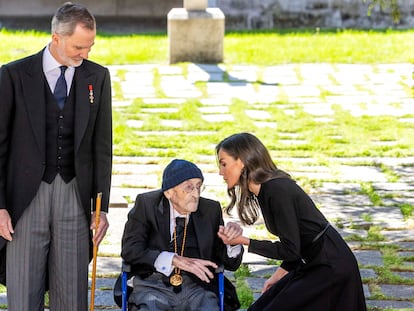 La reina Letizia conversa con el escritor Álvaro Pombo, Premio Cervantes 2024, ante el rey Felipe, tras la ceremonia de entrega del galardón, este miércoles en el paraninfo universitario de Alcalá de Henares.