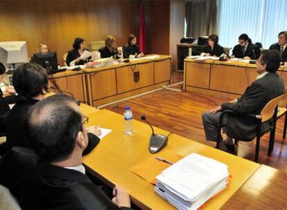 El médico Miguel Ángel L. S. escucha a la magistrada que juzga su caso en la Audiencia Provincial.