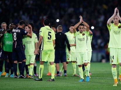 Xavi saluda a los aficionados tras el partido PSG-Barcelona.