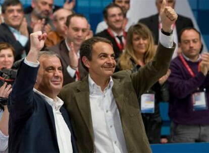 El nuevo líder del PSdeG, Manuel Vázquez, saluda a los delegados junto al presidente del Gobierno, José Luis Rodríguez Zapatero.