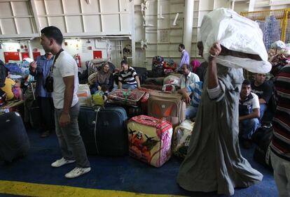 Refugiados, en su mayoría egipcios, embarcan con destino a Bengasi en el puerto de Trípoli ( Libia). Agosto 2011.