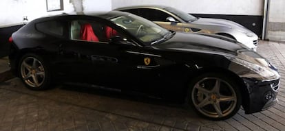 Los coches son obsequios del jeque Mohamed bin Rashid al Maktoum, primer ministro de los Emiratos &Aacute;rabes Unidos, cuya bandera est&aacute; presente en el interior del coche.