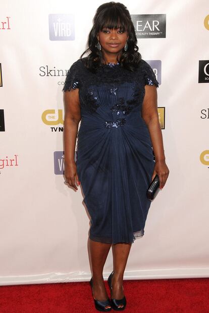 Octavia Spencer también escogió el azul noche con este vestido de seda de Tadashi Shoji para acudir a los Critics' Choice Awards.