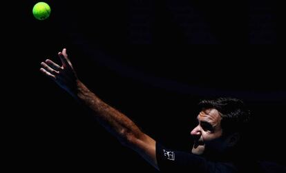 Federer sirve durante un entrenamiento en Australia.