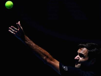 Federer sirve durante un entrenamiento en Australia.