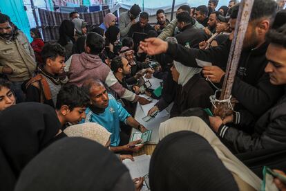 Desplazados palestinos se aglomeran para presentar su documentación para recibir ayuda humanitaria en Jan Yunis, al sur de la Franja, el 21 de enero de 2025. 