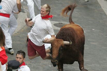 La carrera, que ha roto la racha histórica de cinco encierros sin cornadas, había comenzado rapidísima cumpliendo con la fama de veloces de estos animales, aunque el comportamiento del astado descolgado la ha hecho la más larga de los sanfermines 2013.