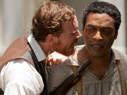 Michael Fassbender (izq.) y Chiwetel Ejiofor, en una escena de &#039;12 a&ntilde;os de esclavitud&#039;, una de las pel&iacute;culas favoritas en los Globos de oro.