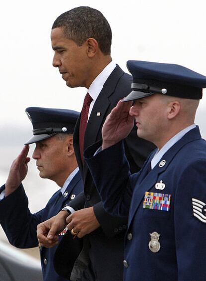 Barack Obama, entre personal del <i>Air Force One</i> (el avión presidencial) a su llegada a Indiana.