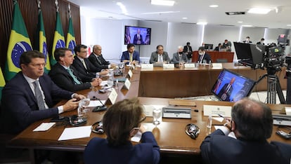 El presidente de Brasil, Jair Bolsonaro, y miembros de su Gobierno participan desde Brasilia en la cumbre del clima convocada por EE UU, este jueves.