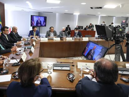 El presidente de Brasil, Jair Bolsonaro, y miembros de su Gobierno participan desde Brasilia en la cumbre del clima convocada por EE UU, este jueves.