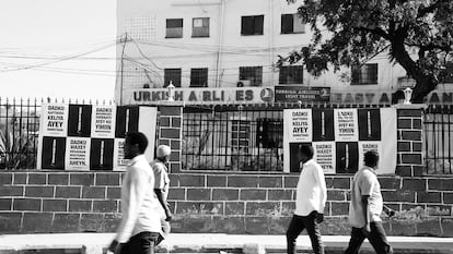 Los carteles de la campaña de 'Somos la gente' en las calles de Mogadiscio (Somalia).