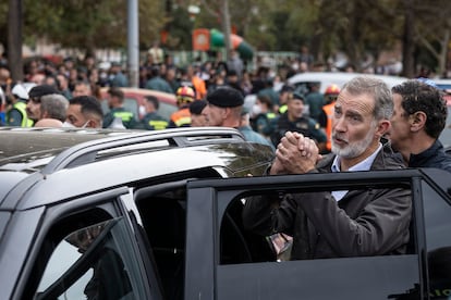 El rey Felipe, en el momento de dejar Paiporta. 


