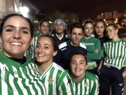 Selfi del equipo femenino de remo del Betis.