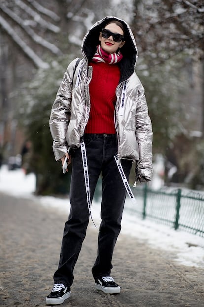 ¿El toque tendencia? Un plumas metalizado en plata.