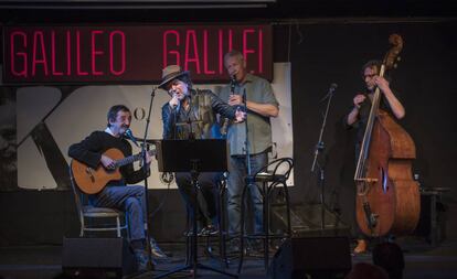 Joaqun Sabina canta en la presentacin del disco homenaje a Javier Krahe hoy en la sala Galileo Galilei en Madrid.