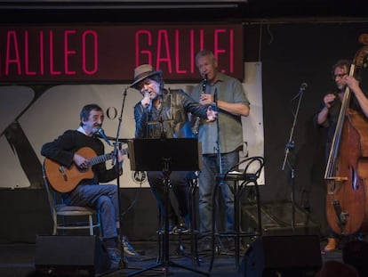 Joaquín Sabina canta en la presentación del disco homenaje a Javier Krahe hoy en la sala Galileo Galilei en Madrid.