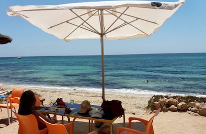 Mesa del chiringuito Pelayo, en la playa de Migjorn, en Formentera.