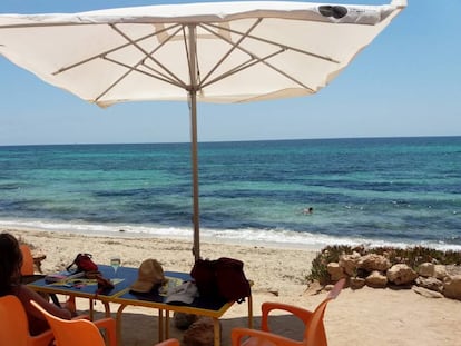 Mesa del chiringuito Pelayo, en la playa de Migjorn, en Formentera.