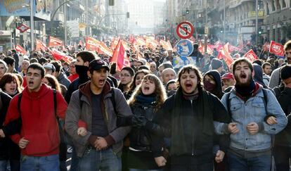 Sindicalistas y estudiantes universitarios protestan en la Gran Vía de Madrid durante la jornada de huelga.