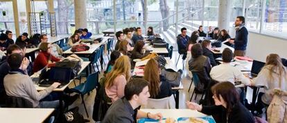 Alumnos de Derecho dando clases en el bar de la UAB. 