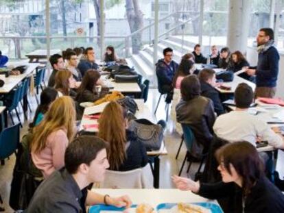 Alumnos de Derecho dando clases en el bar de la UAB. 