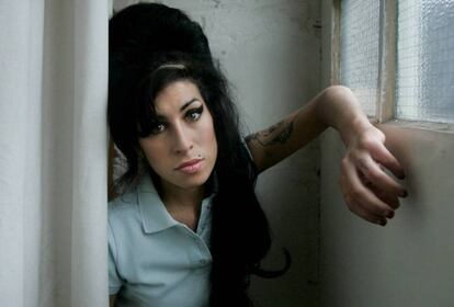 La cantante Amy Winehouse, de 27 a?os, fue encontrada muerta en su casa de Camden Town, al norte de Londres, el 23 de julio de 2011. Tres meses despus de su muerte, las autoridades revelaron que la cantante muri de manera "no intencionada", despus de haber consumido cinco veces ms alcohol que el permitido para conducir en Reino Unido. En su cuerpo se encontraron 416 miligramos de alcohol por cada 100 mililitros de sangre, cuando el lmite legal para conducir son 80 miligramos. Estos datos descartaron la hiptesis del suicidio.